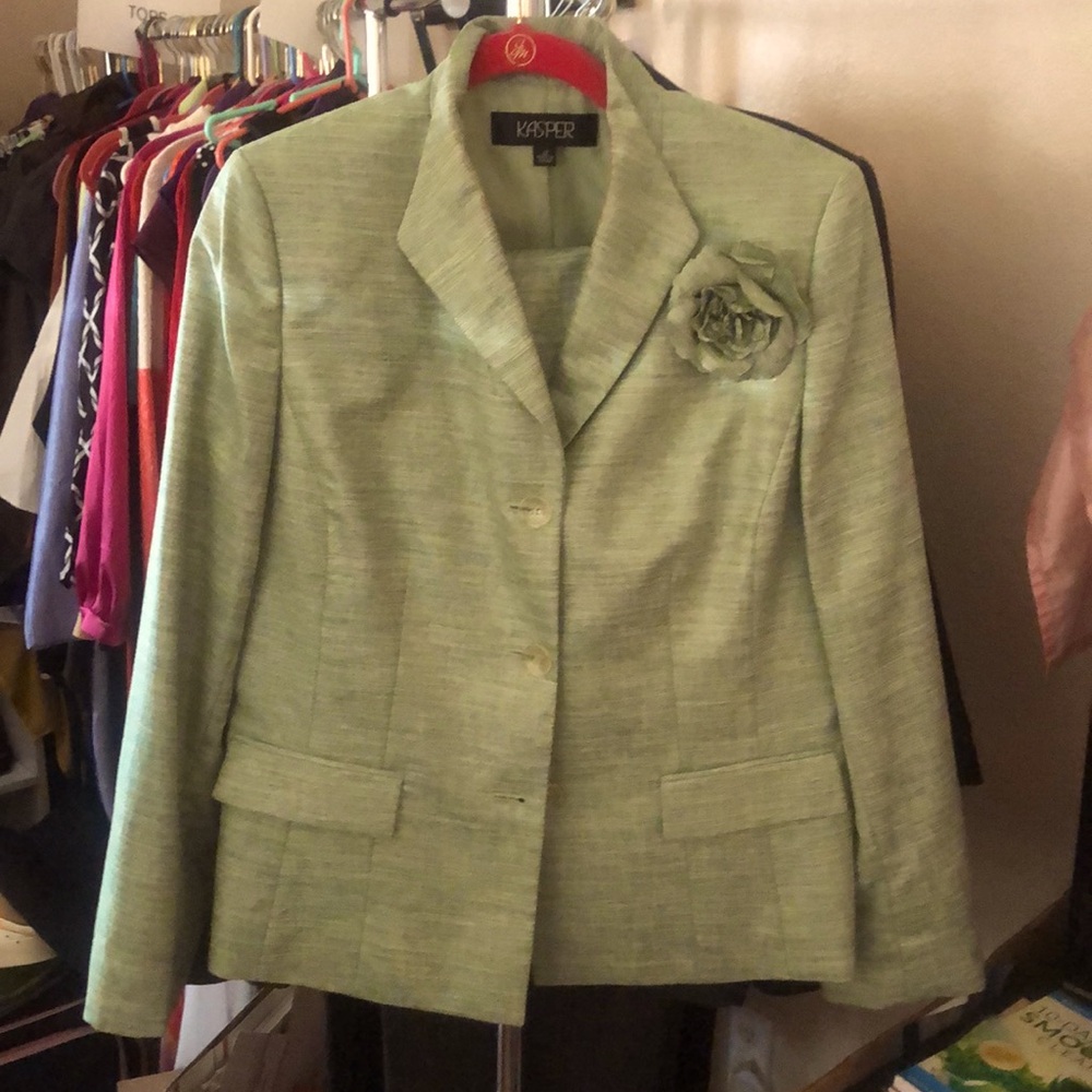 Skirt suit